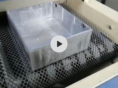鑫百通 牌 铝压铸件输送式自动喷砂机打样视频