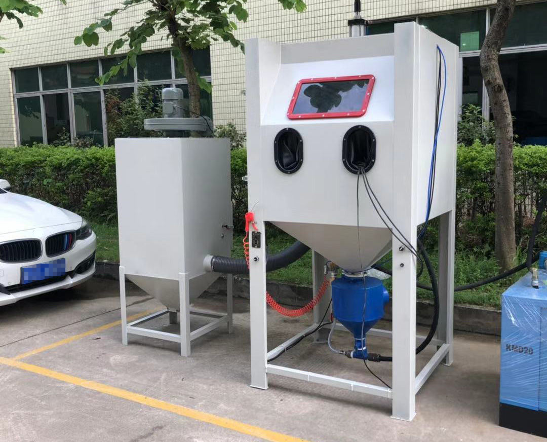 鑫百通小型高压箱式手动喷砂机工作视频