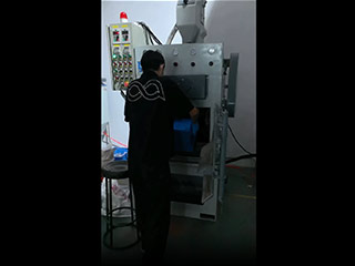 鑫百通滚筒式自动喷砂机工作视频