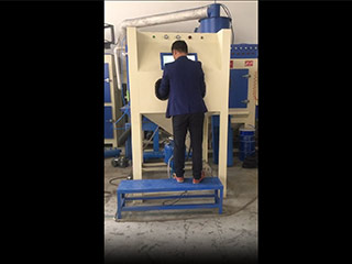 鑫百通小型高压箱式手动喷砂机工作视频