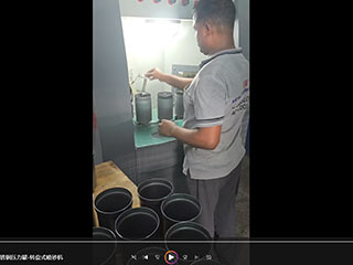 马来西亚客户案例:不锈钢容器转盘式喷砂机工作视频