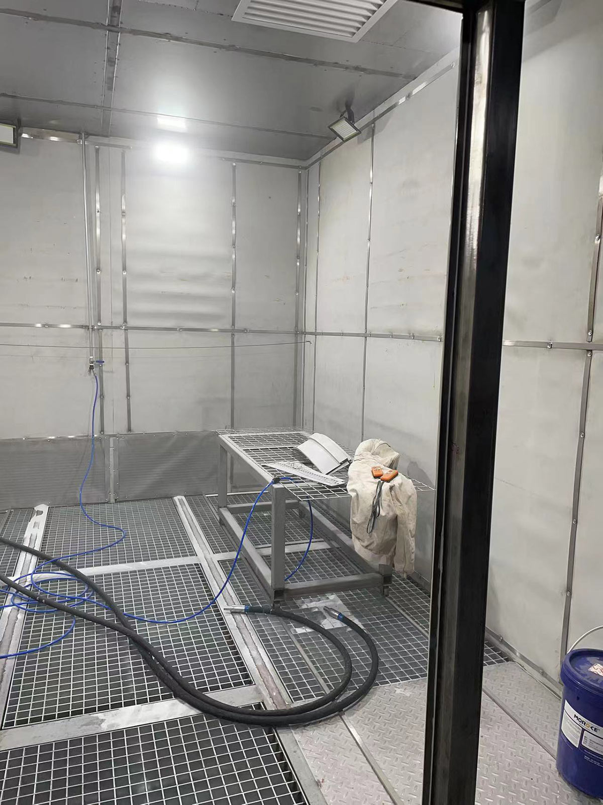 鑫百通喷砂房设备内部实拍图 鑫百通喷砂房设备内部实拍图